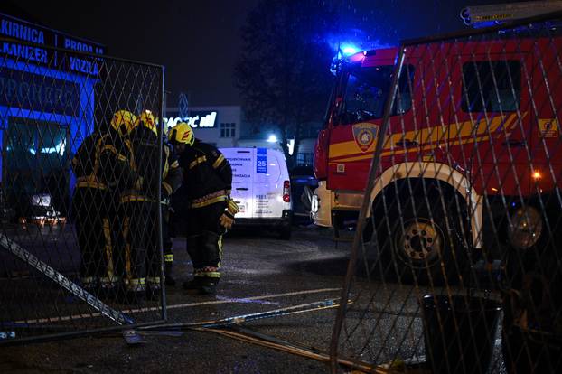 Zagreb: Auto se zaletio u izlog u Maksimirskoj ulici
