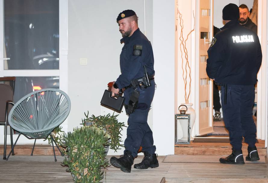Zagreb: Iz kuće Andrije Mikulića za vrijeme pretresa policija iznosi razne predmete