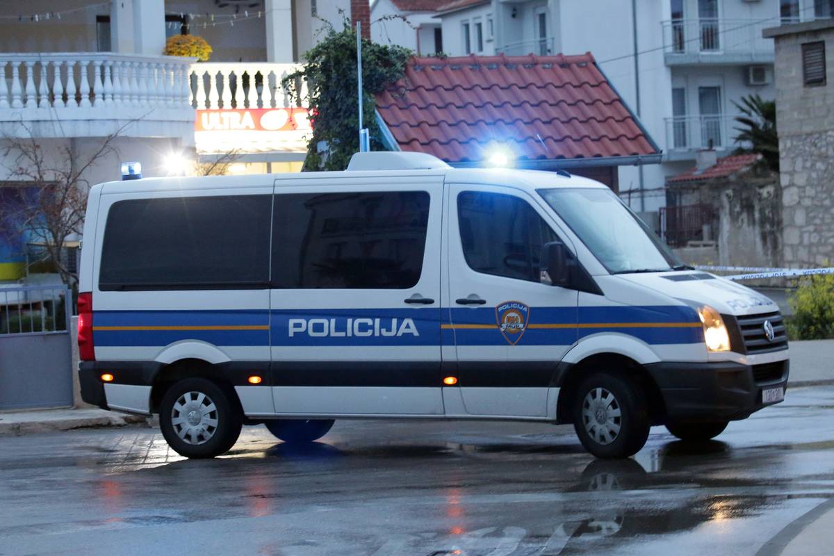 Privedena tri mladića: Znali su da je ubio roditelje i šutjeli su