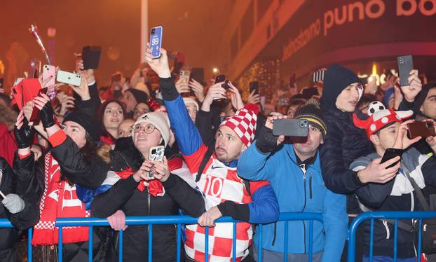 Zagreb: Navijači na različite načine prate doček Vatrenih na trgu