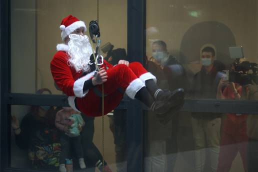 FOTO Kostimirani vatrogasci se spu&scaron;tali niz zidove bolnice u Rijeci i darivali djecu