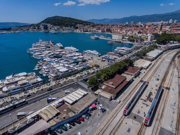Pogled iz zraka na gužvu u splitskoj trajektnoj luci