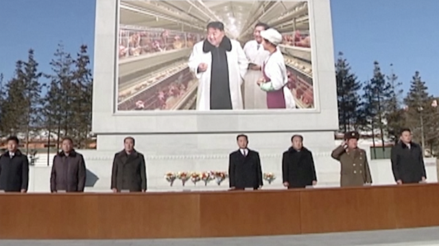 Sve nadgleda slika vođe: Ovako su u Sjevernoj Koreji proslavili otvorenje farme kokoši