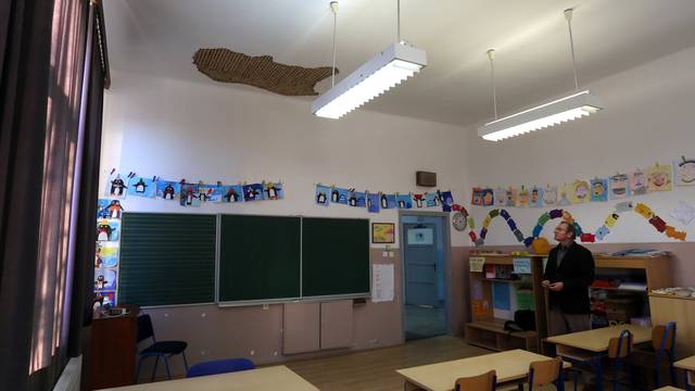Komad stropa pao pred dječaka u učionici, sam otišao iz škole