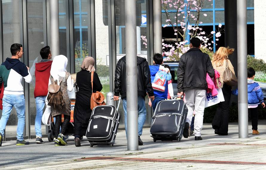 Prvi sirijski izbjeglice sletjeli u Njemačku, stigle su tri obitelji