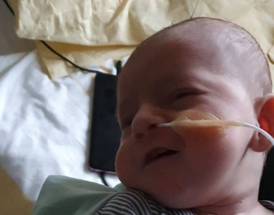 Nakon uspješne operacije mali Jona napokon se vraća kući