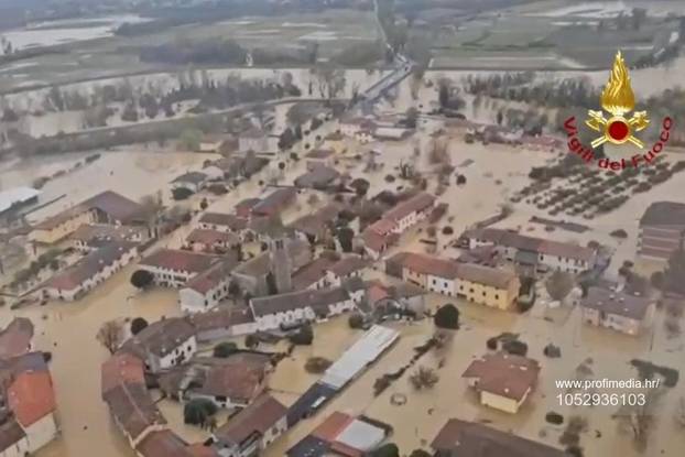 Esonda Il Torre Nel Goriziano, Persone Sui Tetti Delle Case