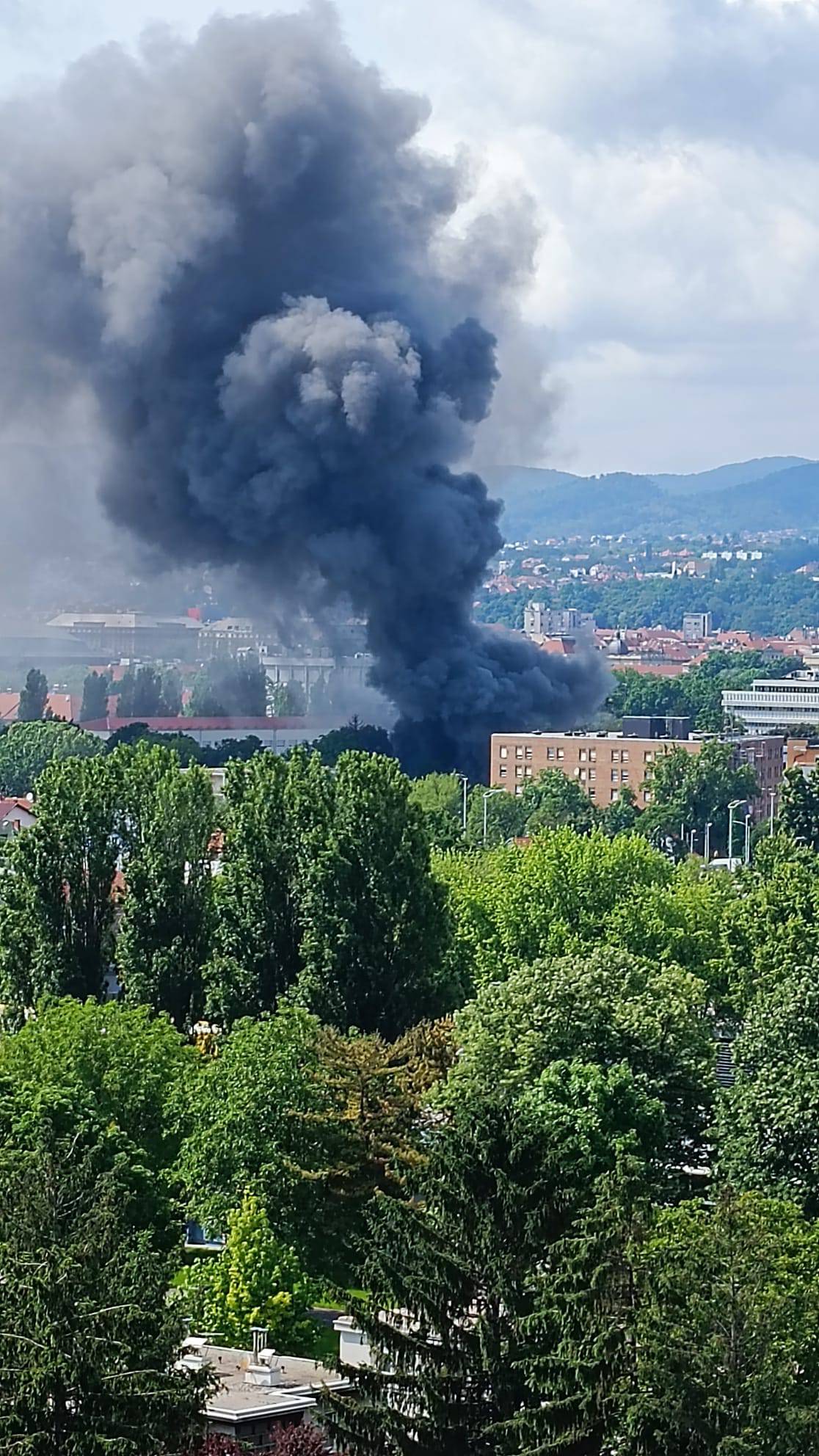 VIDEO Požar u Zagrebu: Gorio napušteni objekt na Krugama, vatrogasci su ga lokalizirali