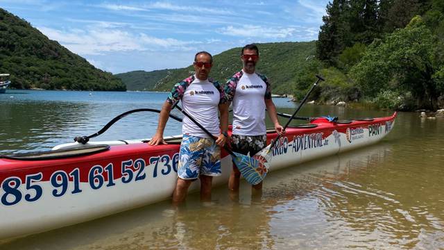 Sin Matije Ljubeka oduševio turiste posebnom ponudom: Svi žele vožnju u havajskom kanuu
