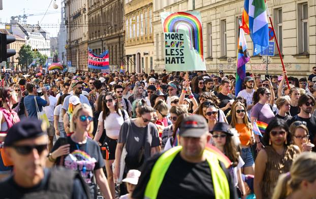 Zagreb: 24. Povorka ponosa LBGTIQ zajednica "Puna usta ponosa" prolazi centrom grada
