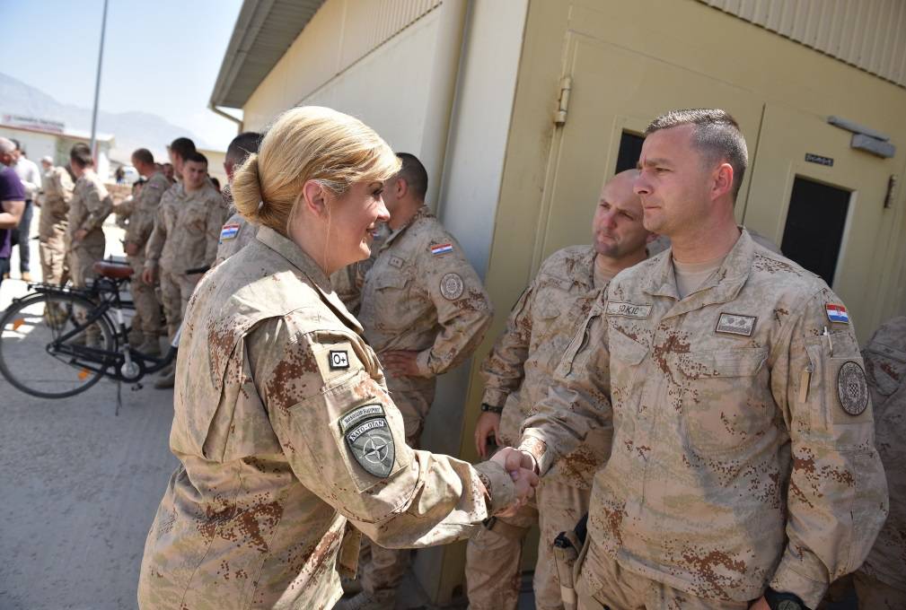 Grabar Kitarović posjetila je hrvatske vojnike u Afganistanu