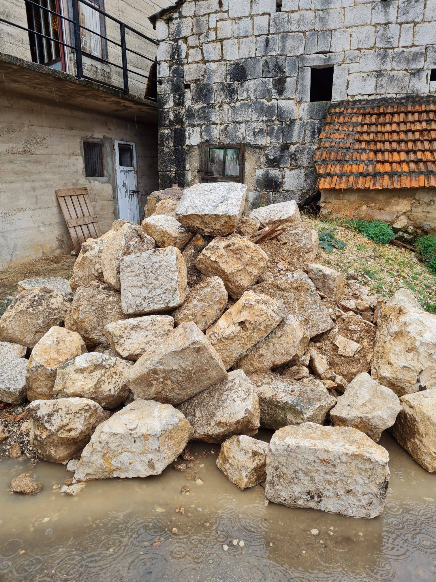 Vlasnica kuće kraj epicentra: 'Izašla sam vani. Imala sam osjećaj da će se sve srušiti'