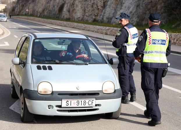 Šibenik: Prometni policajci ženama dijelili ruže u povodu Dana žena