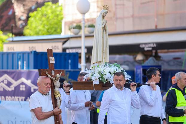 Zagreb: Molitelji na glavnom gradskom trgu