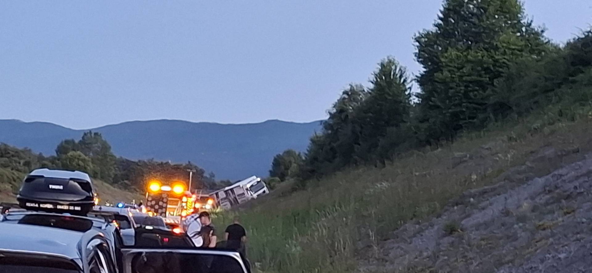 FOTO Kamion izletio na A1 kod Svetog Roka, zbog nesreće su zatvorili promet prema moru