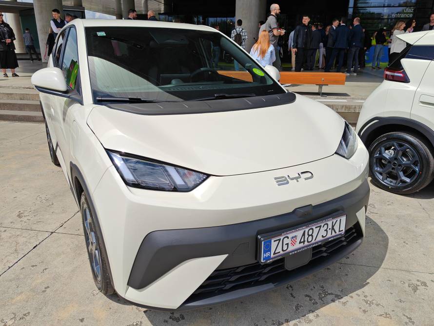 Pokazao kako mu kineski auto izgleda nakon 220.000 km u 2 godine. Premiumi na aparatima