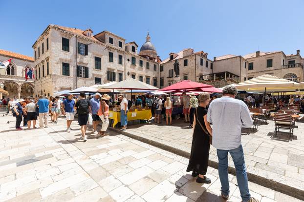 Sunčan dan na ulicama Dubrovnika