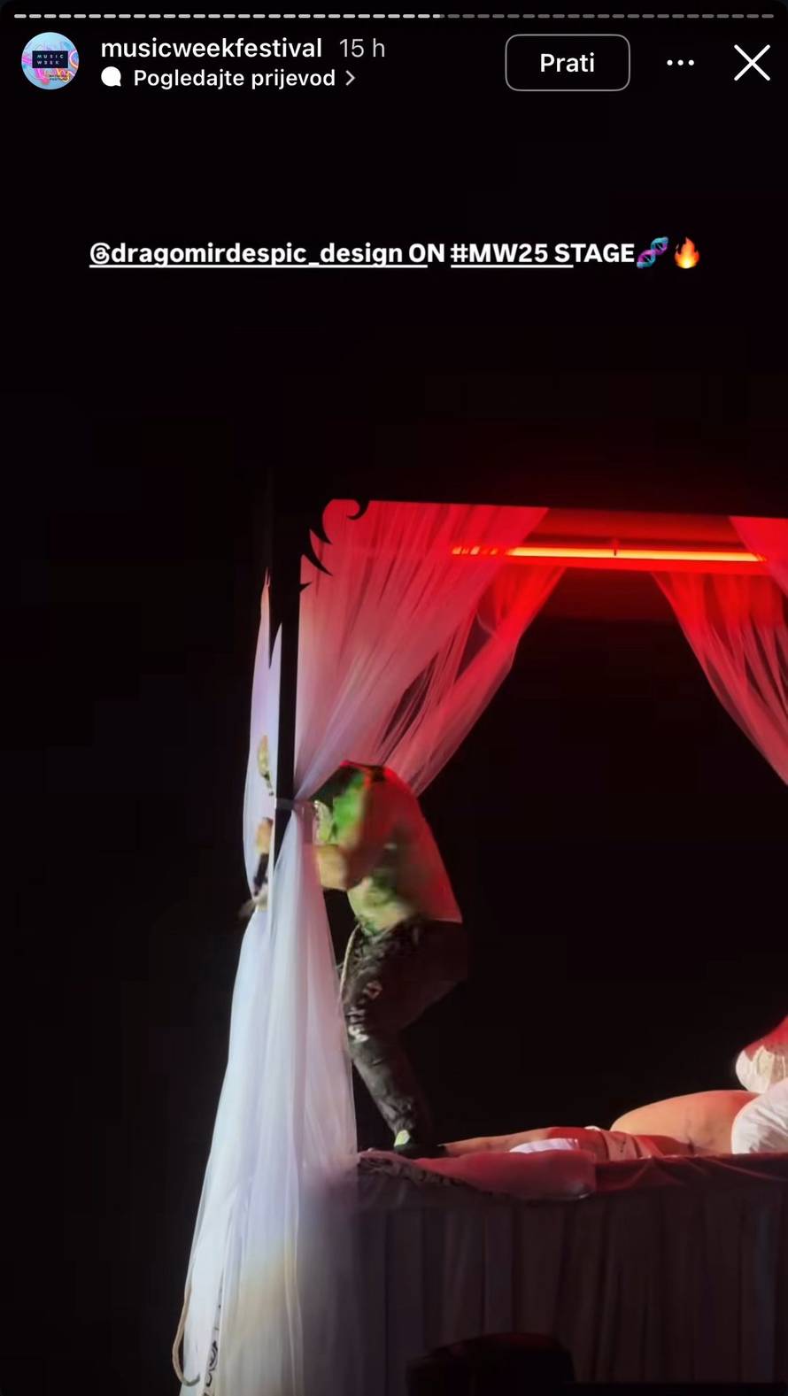 Samo za one s jakim želucem: Žena na pozornici vrištala, a iz trbuha joj 'izletio' Desingerica