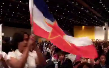 Bizarno: Govor Hillary Clinton obilježila  zastava - Jugoslavije
