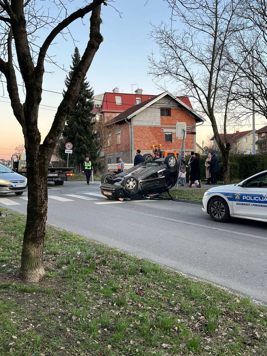 VIDEO Auto završio na krovu u Sesvetama: 'Čuo se glasan udarac, stigli su i vatrogasci'