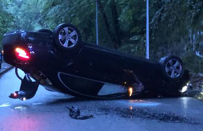 Prometna nesreća: Sletio je s ceste, auto završio na krovu