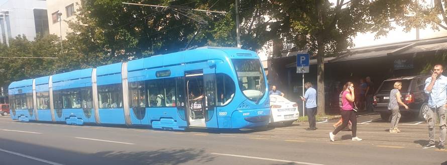 Nesreća u Zagrebu: Sudarili se taxi i tramvaj, dvoje ozlijeđeno