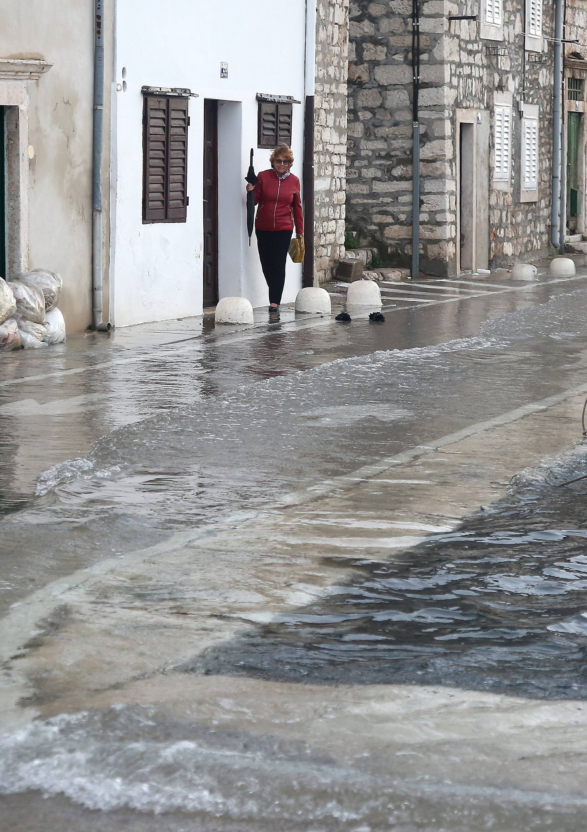 Hvar odsječen, more poplavilo ulice, u Splitu su uništeni auti