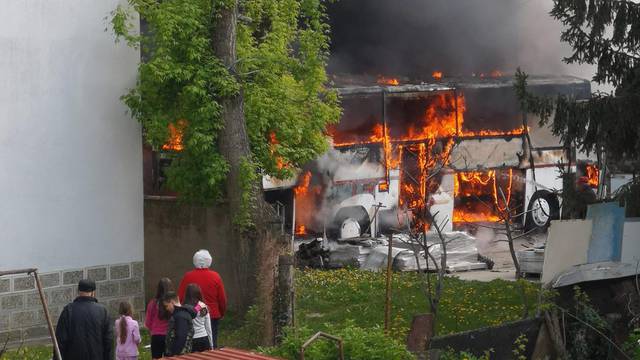 VIDEO Planuo bus u osječkom dvorištu: 'U ulici je puno djece, a vatra je zahvatila i dio kuće'