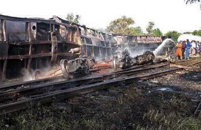 Vlak izletio iz tračnica,  25 ljudi poginulo dok su skupljali naftu