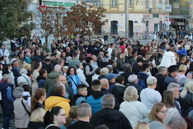 Građani Osijeka okupili se u čast pjevača Halida Bešlića