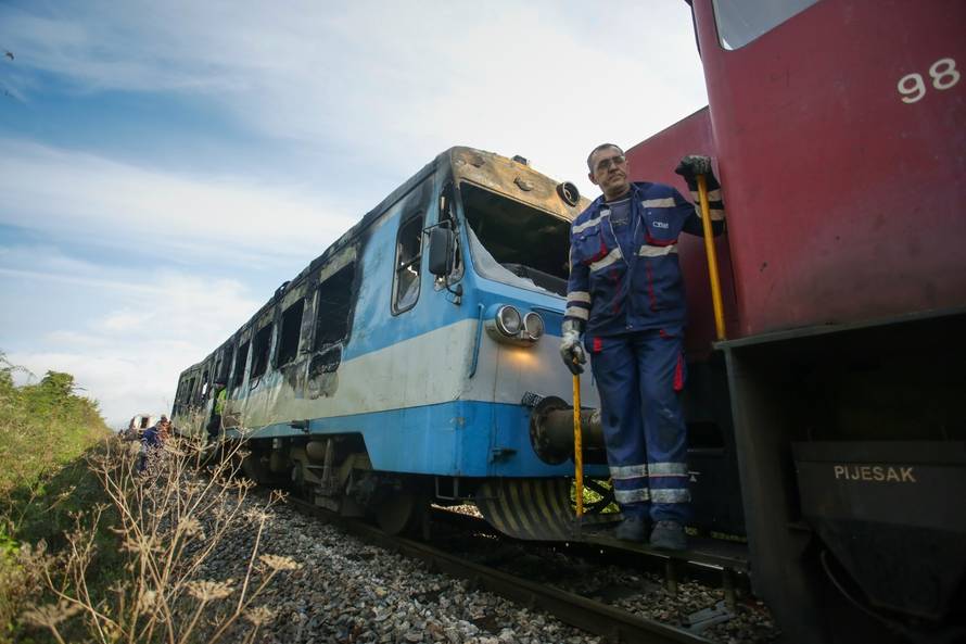 Izgorio putnički vlak u Našicama