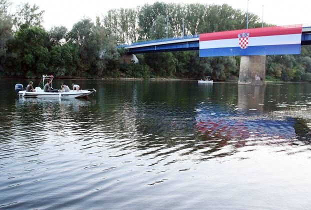 Petrinja: Postavljena velika zastava RH povodom 31.obljetnice VRO Oluje na mostu preko rijeke Kupe