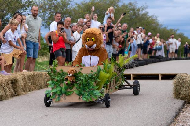 Senj: Održana 1. Senjska maškarana utrka 'Gravity race Senj 2025' podno tvrđave Nehaj