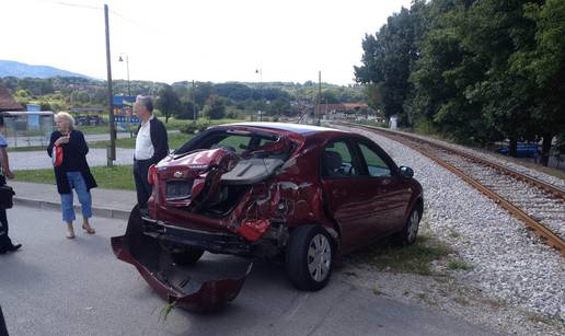 Vlak udario u Chevrolet, vozač i suputnica su neozlijeđeni