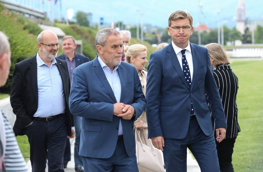 Zagreb: Aktivisti prekinuli konferenciju za medije Milana Bandića na fontanama