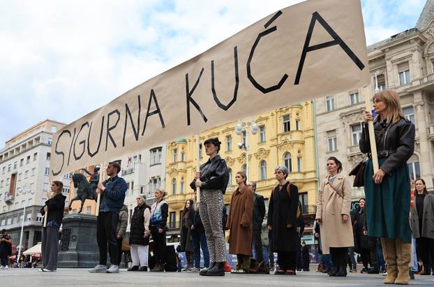 Zagreb : Na Trgu bana Josipa Jelačića, održao se kratak i snažan performans posvećen borbi protiv obiteljskog i rodno uvjetovanog nasilja
