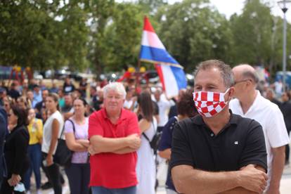 Na Pantovčaku 'lakat', u Kninu rukovanje: Pogledajte tko je sve došao na proslavu Oluje