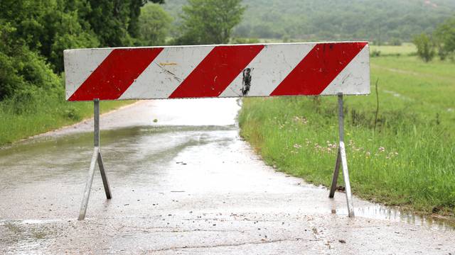 Mokro Polje: Rijeka Zrmanja polako se povlači, ceste prema Kninu i dalje zatvorene