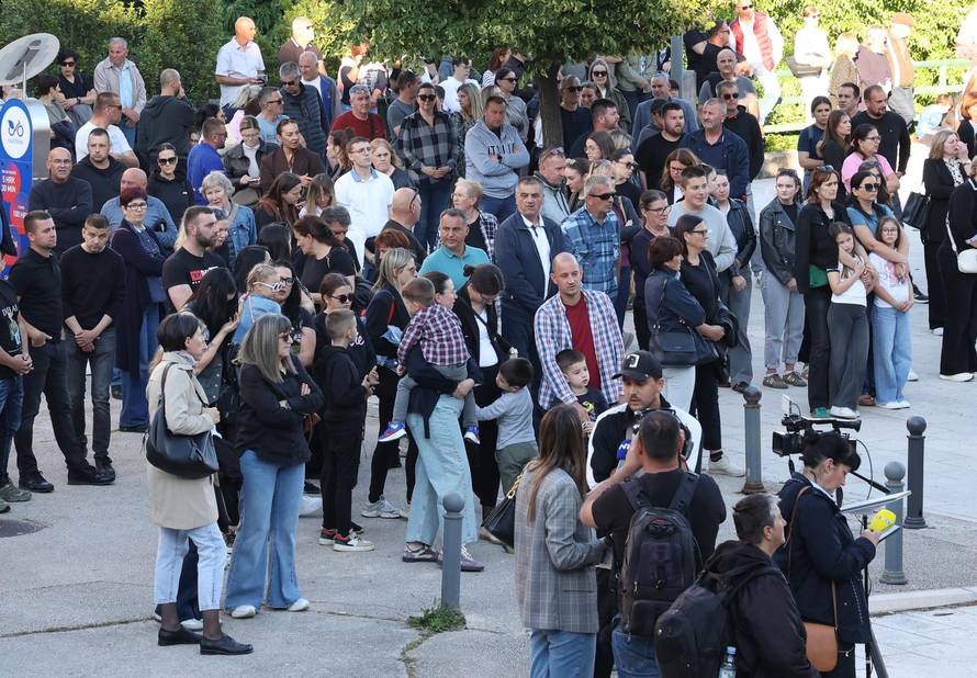 Drniš: Mirno okupljanje,prosvjed i molitva za ubijenog Luku Milovca