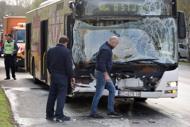 Sudarila se dva autobusa u Osijeku, ozlijeđeno najmanje 15 ljudi