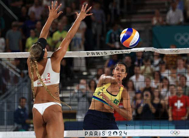 Beach Volleyball - Women's Gold Medal Match - Brazil vs Canada (Ana Patricia/Duda vs Melissa/Brandie)