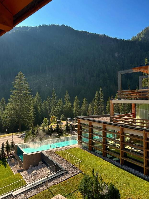 FOTO Ovo je najljepši bazen na Alpama: Topao je, proziran i ima pogled na Dolomite