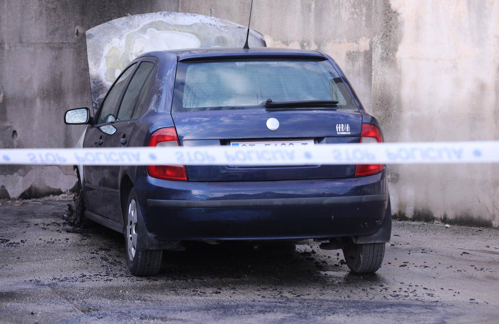 U Solinu rano jutros izbio požar na  automobilu, na mjestu događaja policija radi očevid