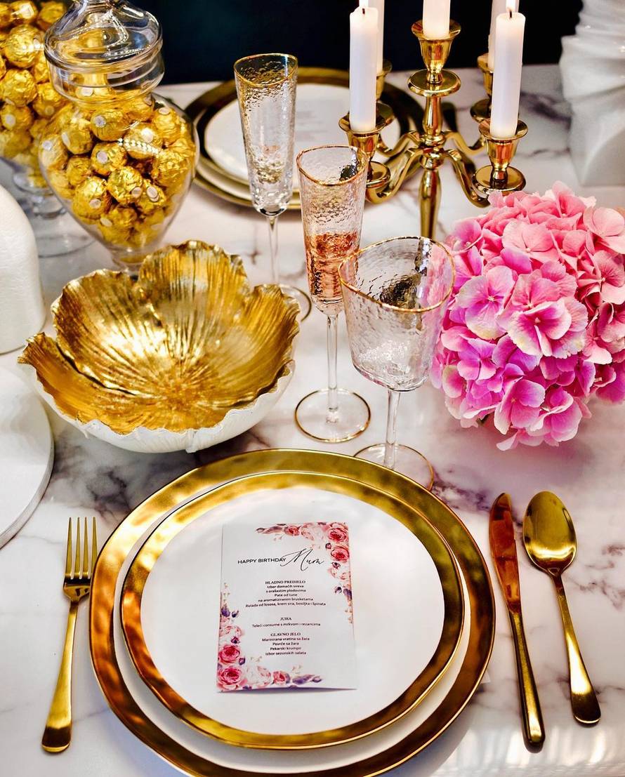 Grubnić je raskošnim stolom i tortom čestitao mami rođendan