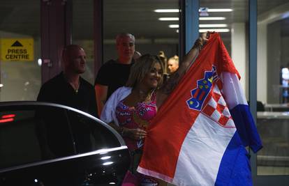 Pozirala s hrvatskom zastavom pa ekspresno napustila zemlju