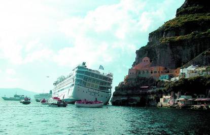 Turistički cruiser potonuo kraj grčkog otoka Aegeon