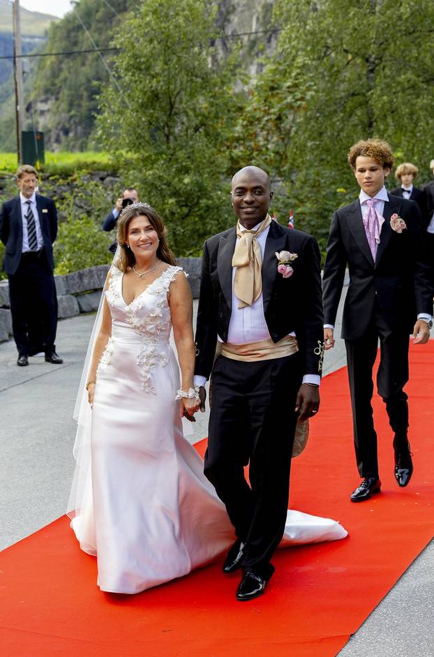 Bridal couple princess Märtha Louise and Mr. Durek Verrett greet the crowd