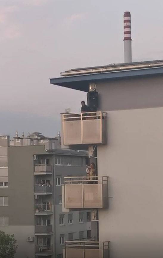 Saksofonist s balkona oduševio susjede, mama i beba zaplesale