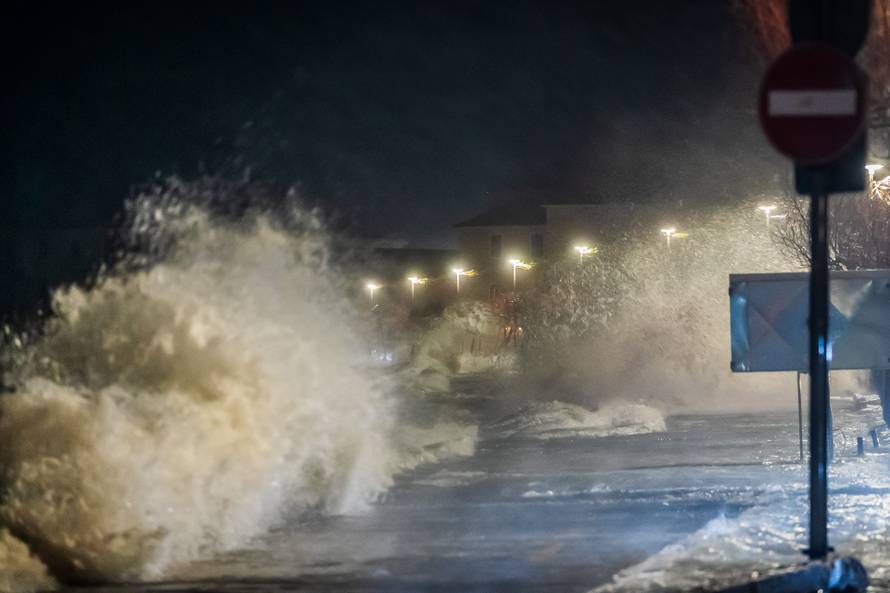 Kaštela: Ciklonalna plima poplavila rivu i okolne ulice