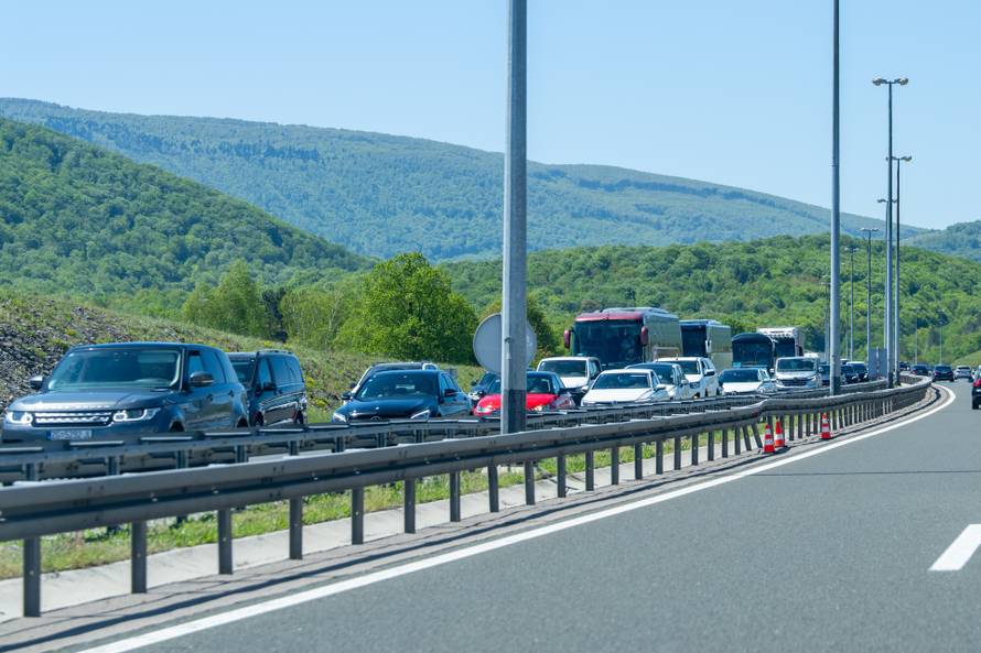 Gužva na A1 između Žute Lokve i Otočca, kolona oko 2 kilometra